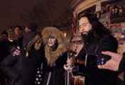 Madonna chante place de la République en hommage aux victimes des attentats de Paris