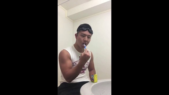 Drôle de technique pour se brosser les dents.. Taré!!!