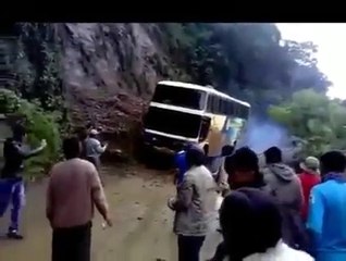 Ce bus tente de passer à un endroit très dangereux