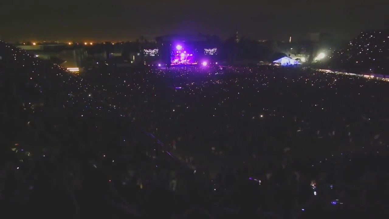 Les fans de Pearl Jam créent des jeux de lumières avec leurs briquets pendant le concert
