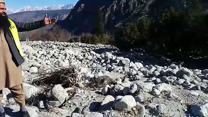 کچھ دیر پہلے یہاں باغات،مکانات اوربازاروغیرہ تھےلیکن آج پتھر ہی پتھر ہیں | ایف آئی ایف چترال کے زلزلے سےمتاثرہ علاقےمیں