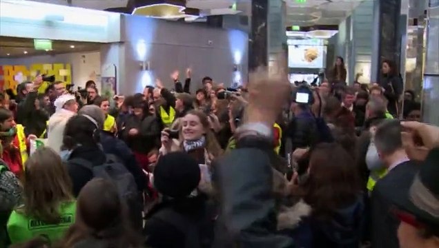 COP 21: des altermondialistes investissent une agence BNP-Paribas