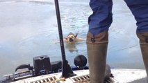 Sauvetage d'un chien coincé dans l'eau gelée de la Volga