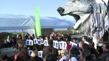COP21: Greenpeace installe un ours mécanique géant au Bourget