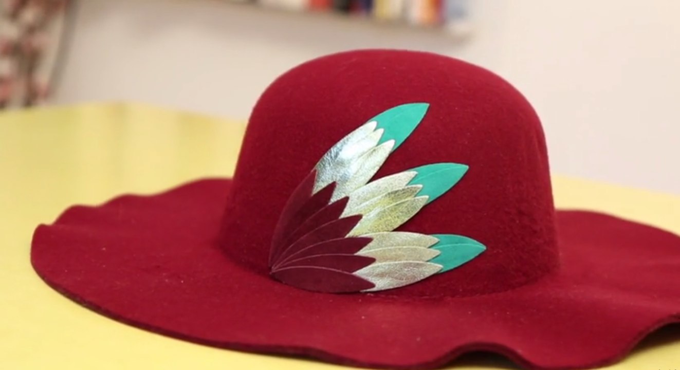 Customiser un chapeau avec des plumes en cuir