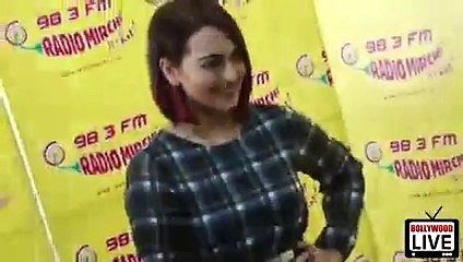 OMG! Sonakshi Sinha HITS Ranveer Singh in Dubmash Video