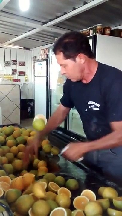Un hombre corta frutas como en Fruit Ninja