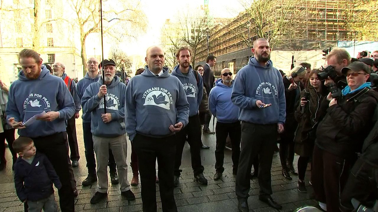 Veterans throw away medals over Syria plans