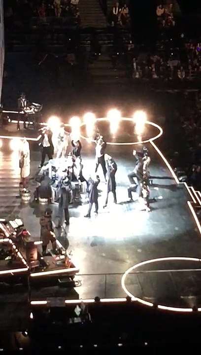 Madonna fait chanter la « Marseillaise » à ses fans durant son concert à Bercy