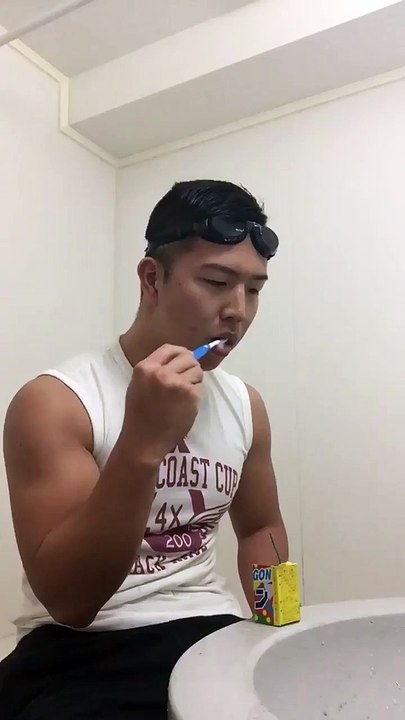 Technique d'un Japonais pour se laver les dents