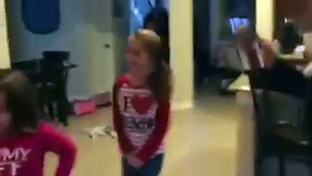 L'émotion des trois soeurs en découvrant leur frère adopté sous le sapin