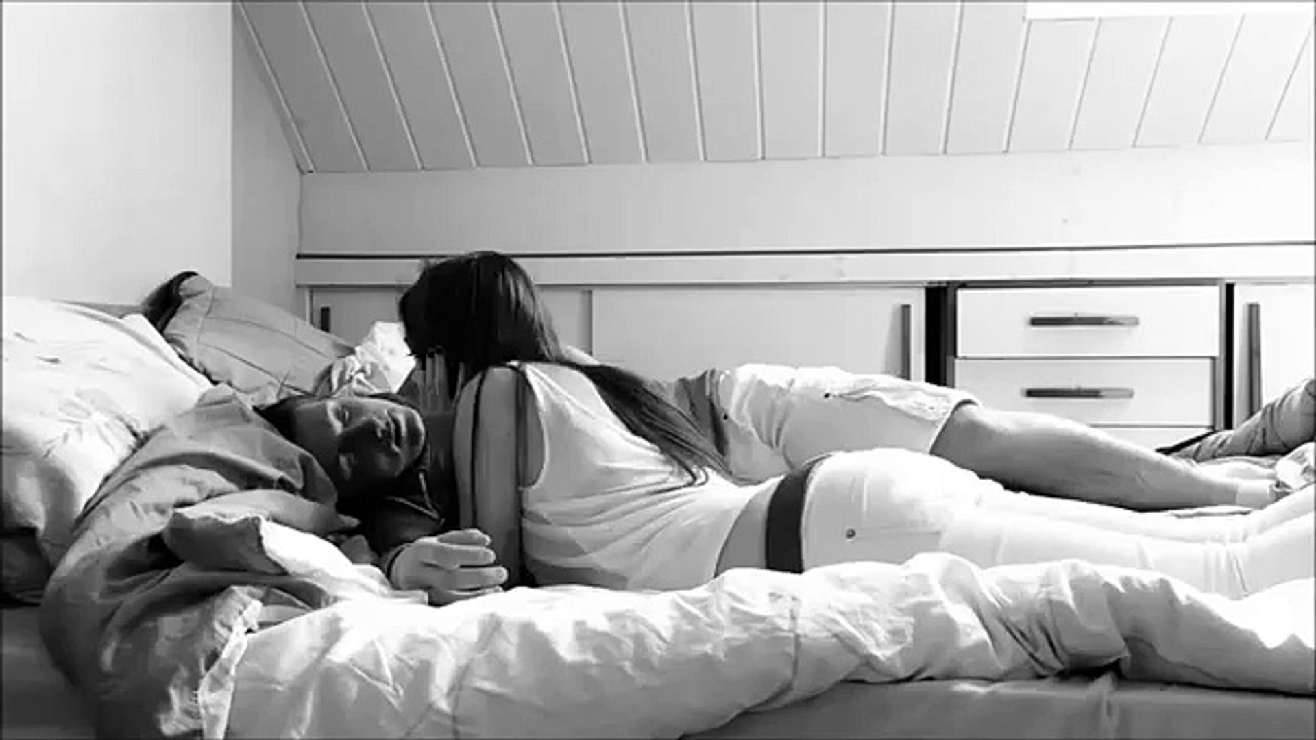 Парень лежит на девушке. Обнимашки в кровати. Парень и девушка в кровати. Поцелуи в кровати. Утренние ласки.