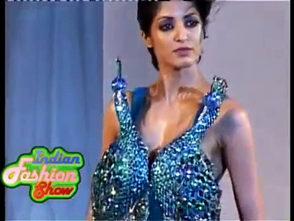Wardrobe Malfunction in Ramp Walk - Shocking & Embarrassing!