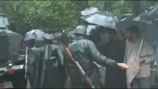 Indian Army rescuing stranded persons in Kashmir