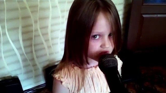 Пятилетняя девочка поет лучше оригинала