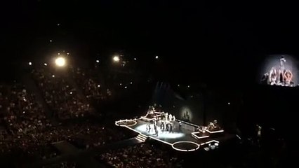 Le public Parisien chante la Marseillaise pendant le concert de Madonna - Rebel Heart Tour