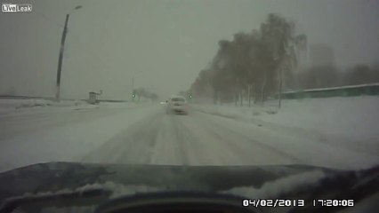 Машина призрак вмиг исчезла с шоссе