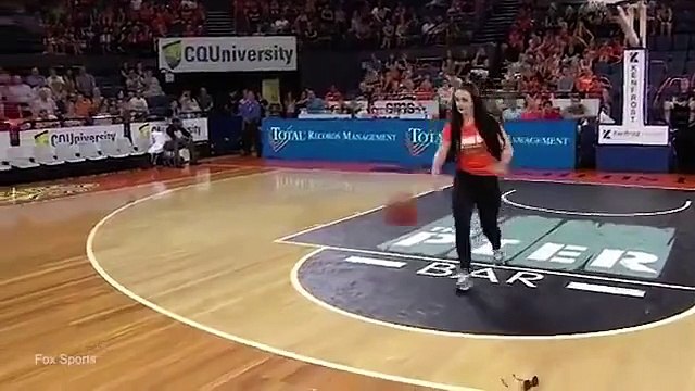 Torcedora tenta arremesso do meio da quadra, mas erra feio