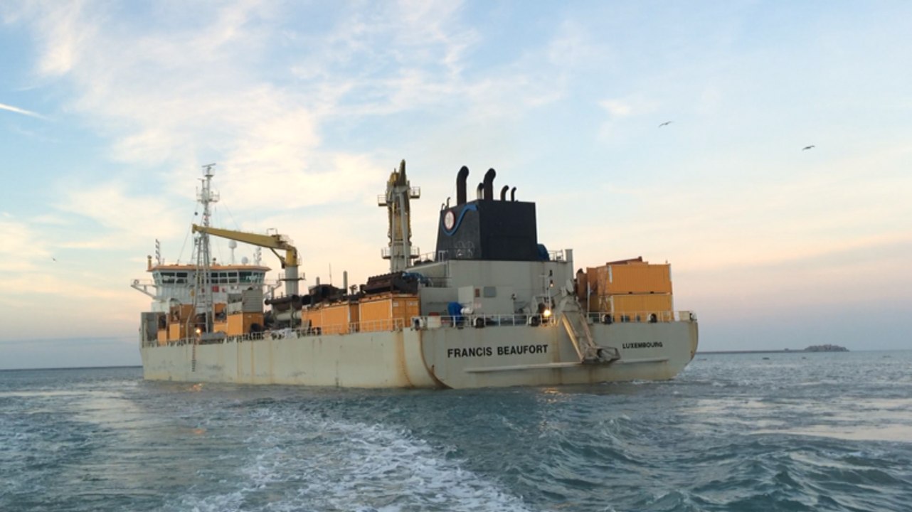 Ça drague dans la rade de Cherbourg pour les travaux du port
