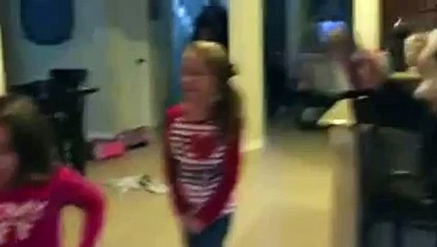 L'émotion des trois soeurs en découvrant leur frère adopté sous le sapin