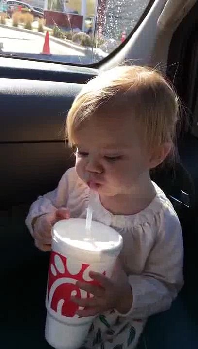 Le superbe playback de la chanson Hello d'Adele par une fille de 2 ans