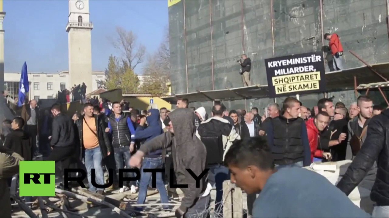 Des Albanais brulent un bunker lors d’une manifestation anti-gouvernementale à Tirana