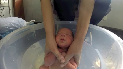 Ofurô, rede e canguru amenizam dores de bebês prematuros