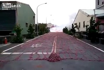 L'impressionnant embrasement d'une rue pleine de pétards