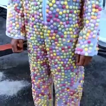 Il se colle des Mentos sur son corps et saute dans une piscine de coca