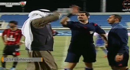 Un cheikh entre sur un terrain de football pour frapper un arbitre