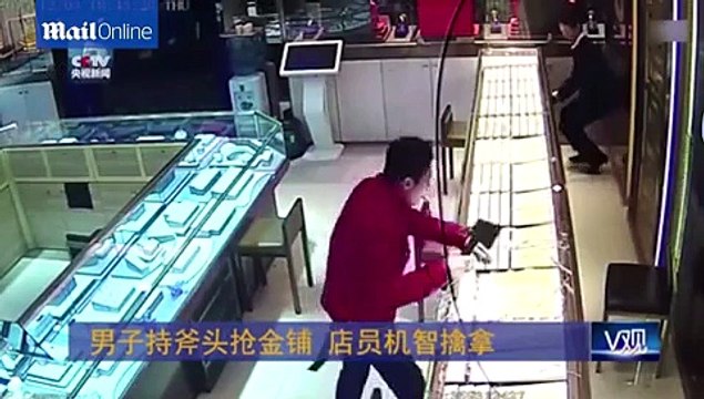 Un braqueur attaque une bijouterie à la hache... sans succès