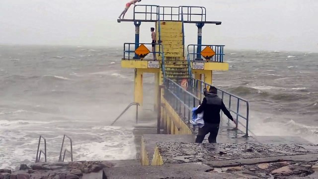 2 ados font des plongeons en pleine tempête en Irlande