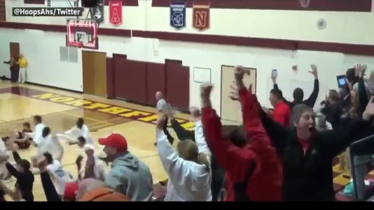 Basketball - Panier de l'année : Il rentre le shoot au buzzer de la gagne depuis son propre panier