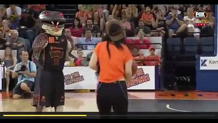 Basketball : elle se ridiculise lors d’une tentative du milieu du terrain