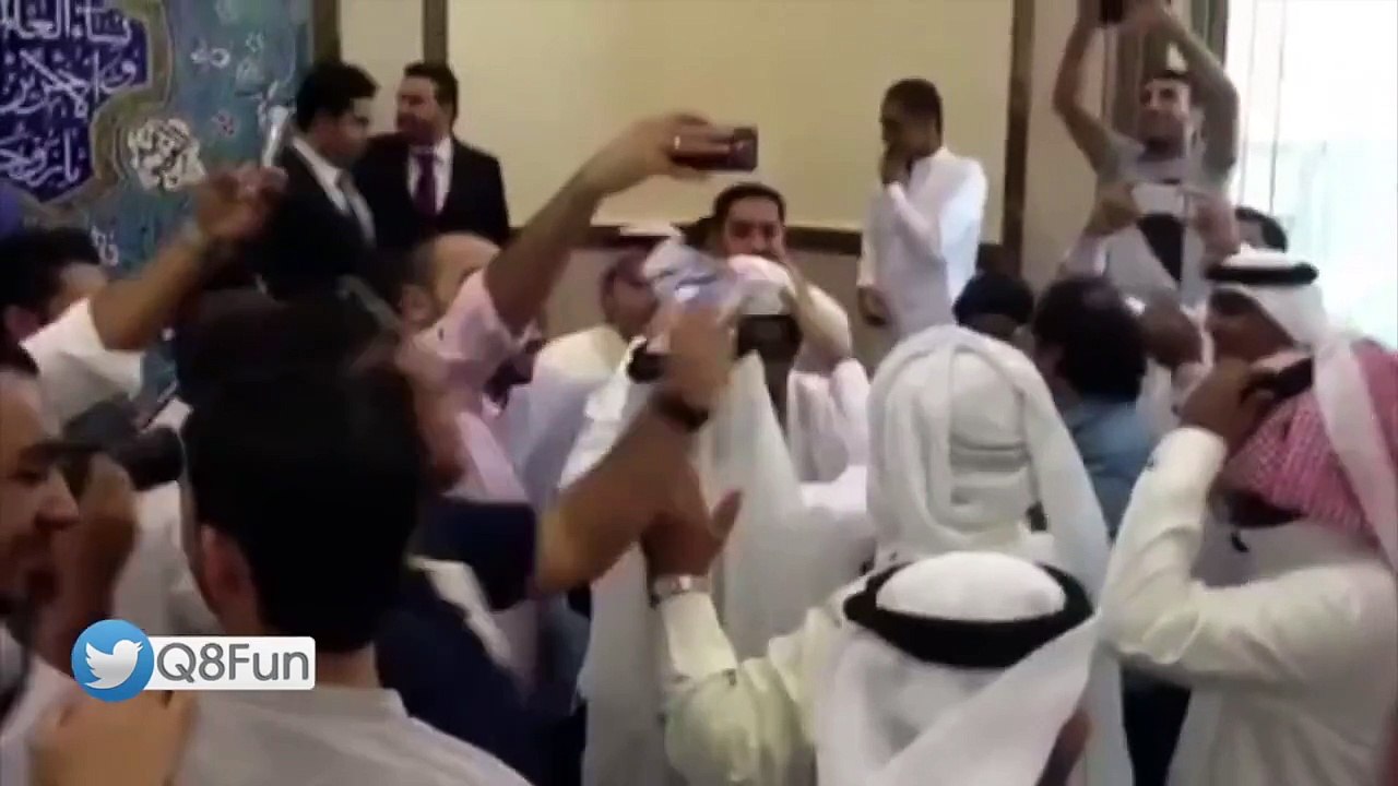 هروب معرس بسبب المزاح من قبل رفاقة في صالة الافراح