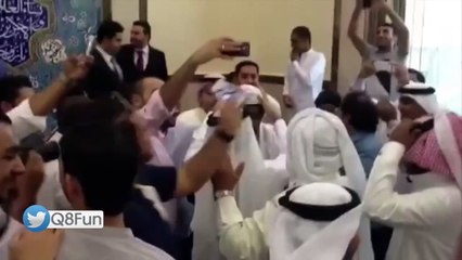 هروب معرس بسبب المزاح من قبل رفاقة في صالة الافراح