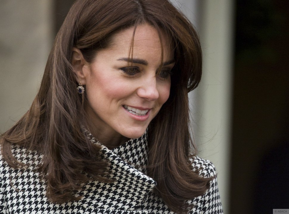 Exclu vidéo : Kate Middleton : Elle reçoit un accueil chaleureux pour sa première venue à Warminster