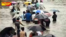 After Shahrukh Khan, Rajinikanth Donates Rs 10 Crore For The Chennai Flood Victims !