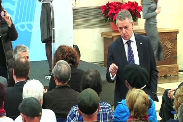 Urkullu se encara por una pancarta de presos ETA