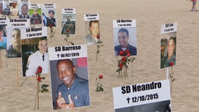 Playa de Copacabana se viste de luto en homenaje a 61 policías asesinados -