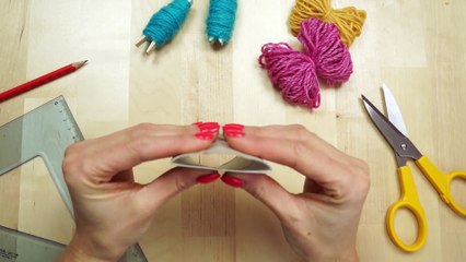 Elle fait des noeuds de laine sur un rouleau de papier, le résultat est incroyablement mignon!