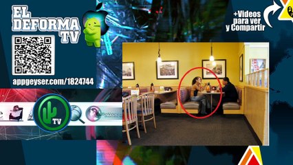 Mujer ofrece pagar la cuenta