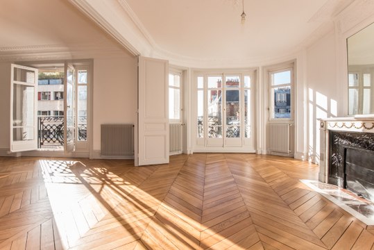 (Ref: 16079) 2-Bedroom unfurnished apartment for rent on rue des Vignes (Paris 16th)