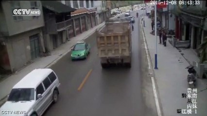 En Chine, un immeuble s'écroule soudainement en plein milieu de la rue...