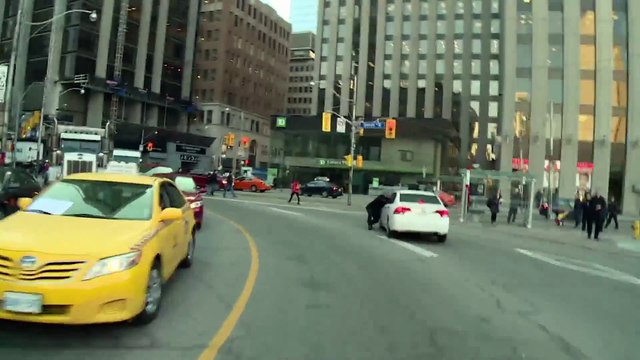 Un chauffeur de taxi s'accroche à une voiture Uber et se fait traîner sur plusieurs metres