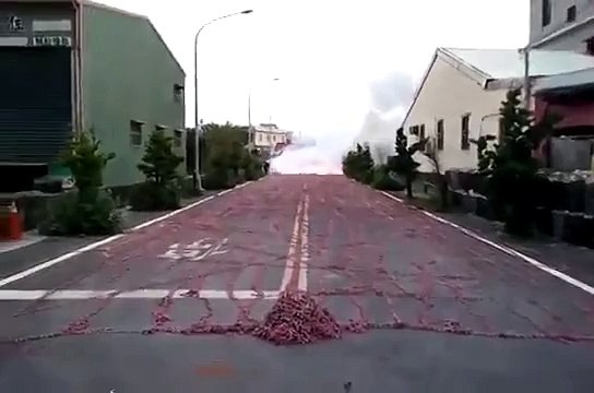 A explosão de fogos de artifício milhares de chineses