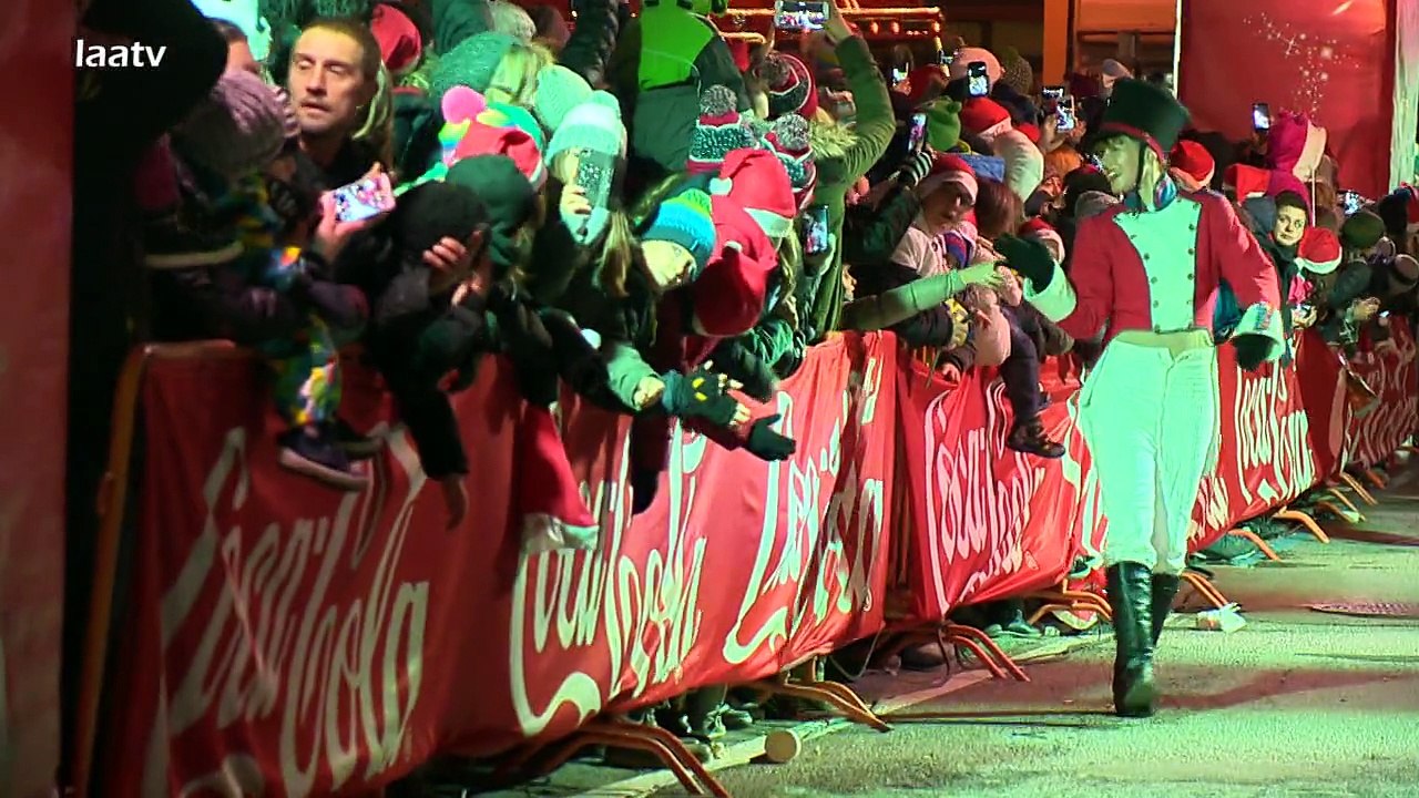Coca-Cola Weihnachtstruck und Parade 2015 in Laa - Teil