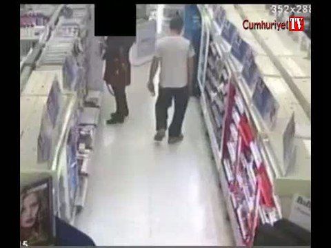 Etek altı sapığı markette kameraya yakalandı