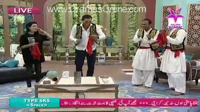 How Younis Khan Fulfilled Her Fan Wish and Did ‘Khattak’ Dance With Her Fan In Live Show