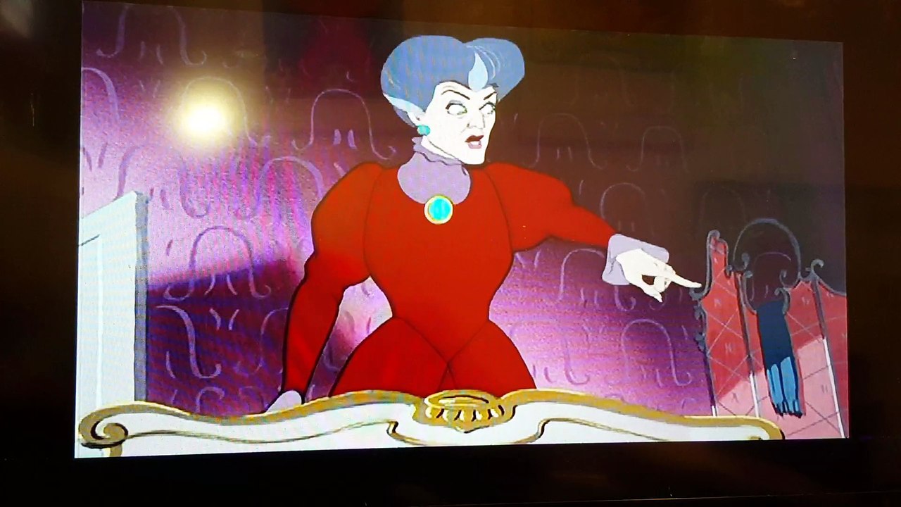 סינדרלה ננעלת בחדרה